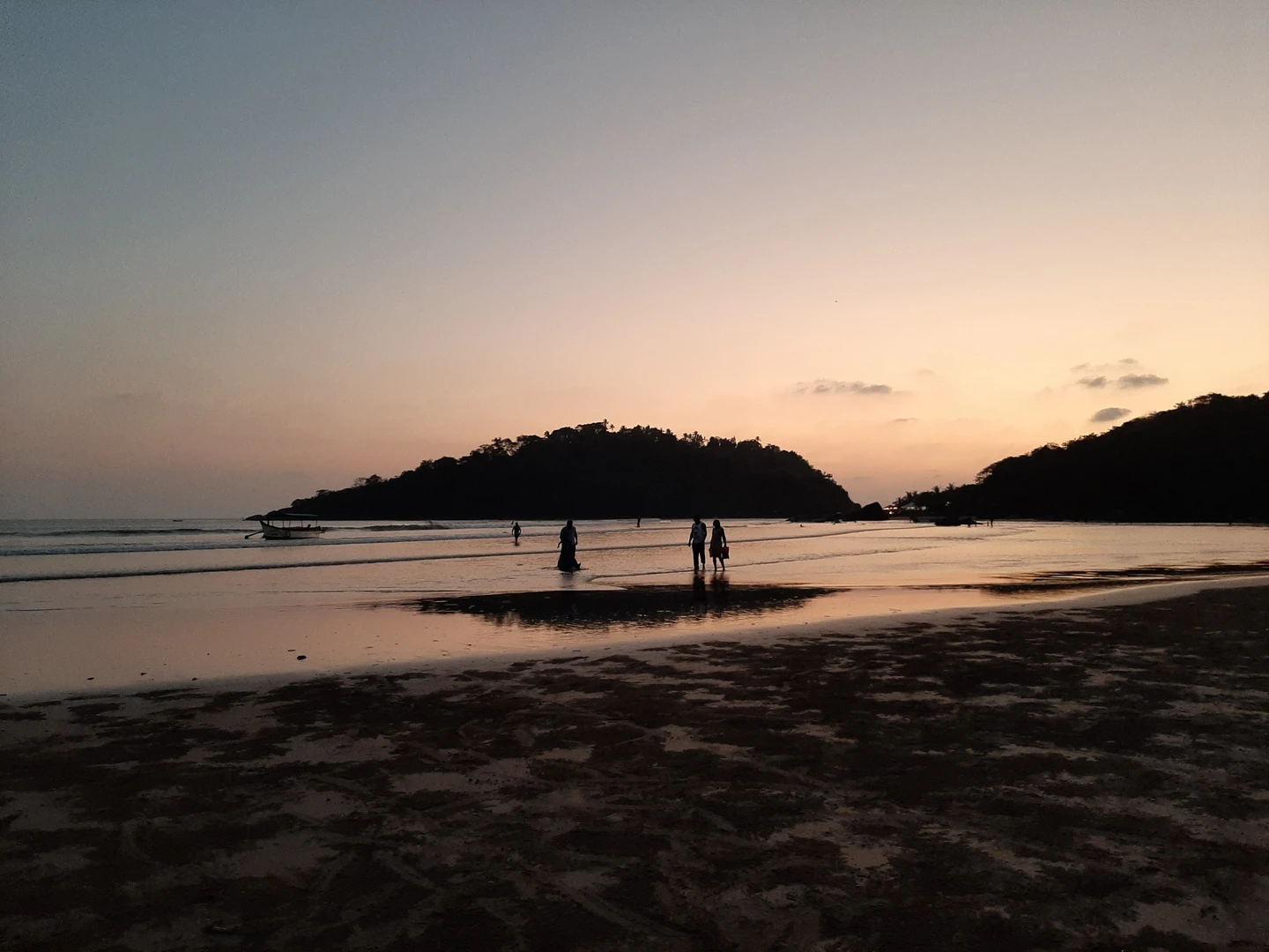 Amelie beim Yoga in natürlicher Umgebung - Entspannung und innere Balance